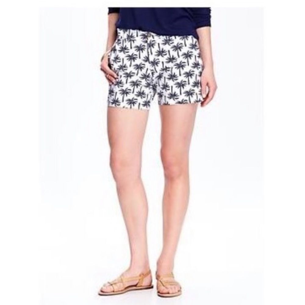 ✨ Navy blue and white palm tree print shorts✨